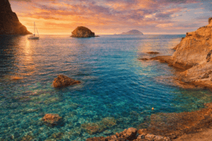Perché alle Eolie il mare cambia colore così spesso