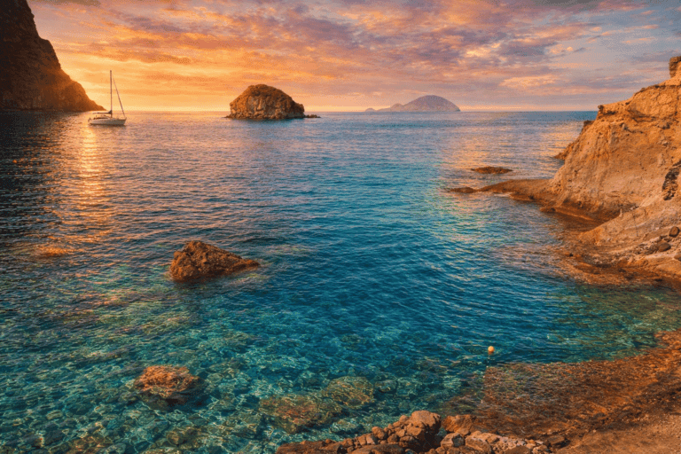 Perché alle Eolie il mare cambia colore così spesso